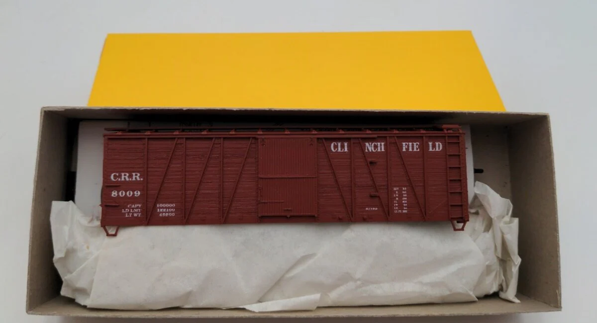 Accurail 4212 HO Scale Clinchfield 40' O.B. Steel Ends Box Car Kit