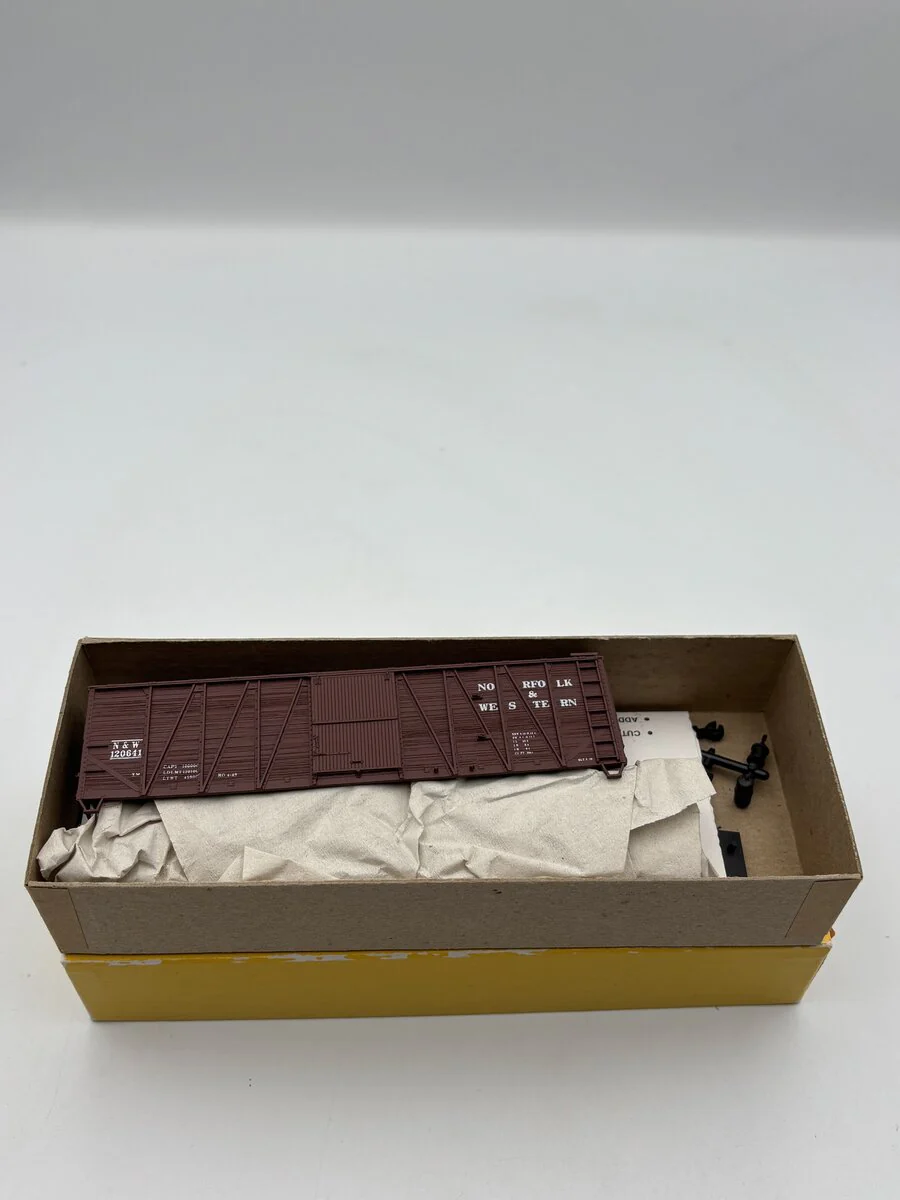 Accurail 4215 HO Scale Norfolk Western 40' O.B. Box Car Steel Ends - Image 2