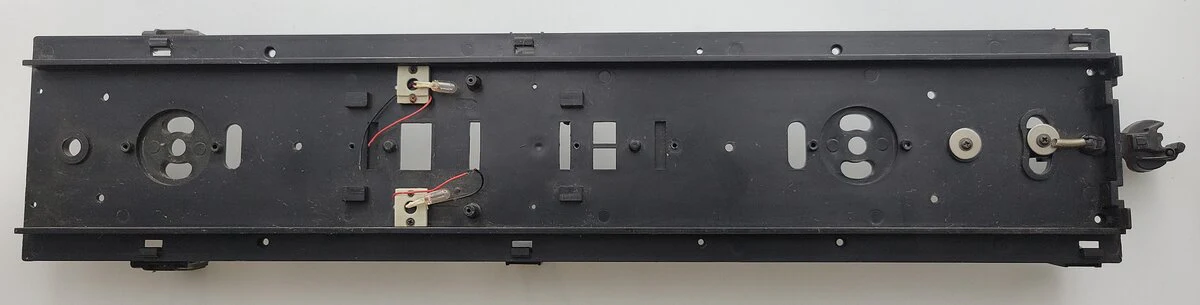 Acme 0210-25 G Scale Black Molded Plastic Bottom Frame - Image 3