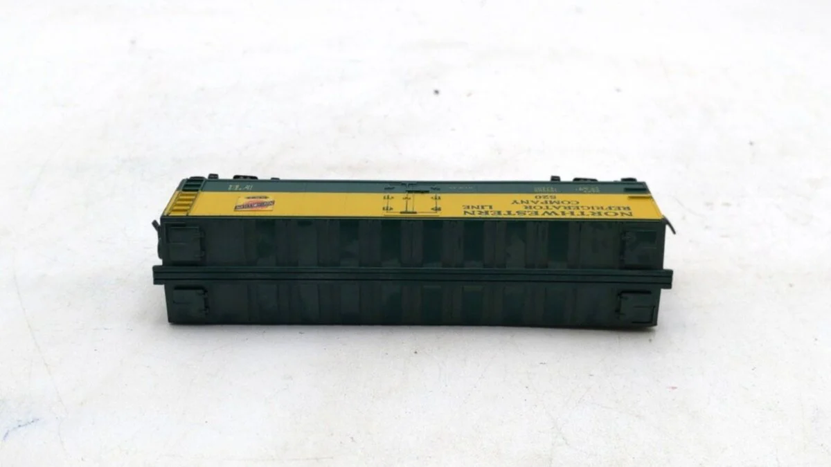 American Flyer 33520 HO Scale Chicago & North Western Reefer EX/Box - Image 4