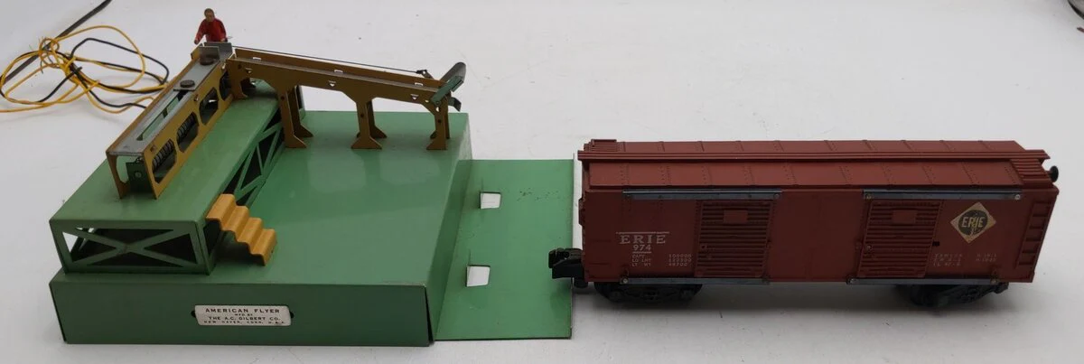 American Flyer K775 Vintage S Baggage Loading Platform w/ 974 Erie Boxcar VG/Box - Image 5
