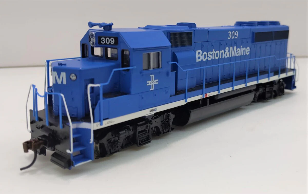 Athearn 79684 HO Boston & Maine EMD GP40-2 Diesel Locomotive #309 LN/Box - Image 3