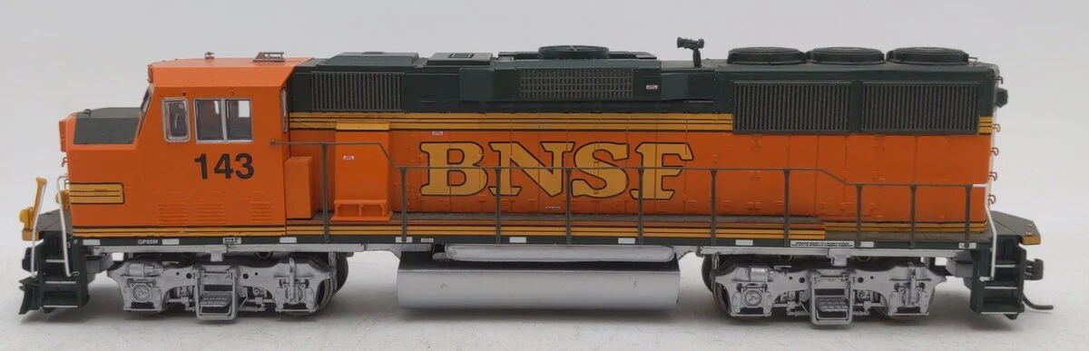Athearn 91509 HO Scale BNSF (Heritage II) GP60M Diesel Locomotive #143 DCC Ready VG