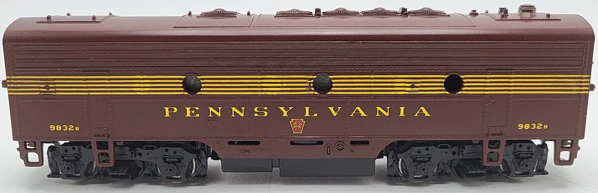 Athearn HO Scale F7B Pennsylvania RR Powered B-Unit Diesel Locomotive #9832 LN - Image 2