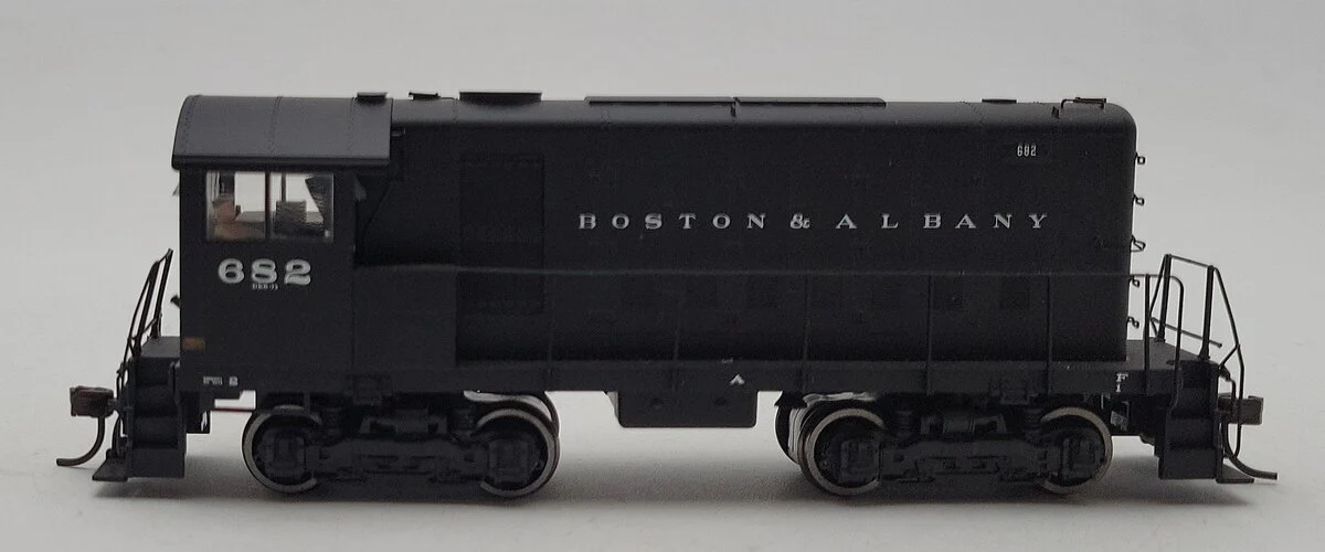 Atlas 10001591 HO Scale Boston & Albany HH660 Diesel Locomotive #682 LN/Box - Image 2