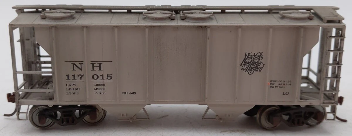 Atlas 1814 HO Scale New Haven PS-2 2-Bay Custom Weathered Covered Hopper #117015/Box - Image 3