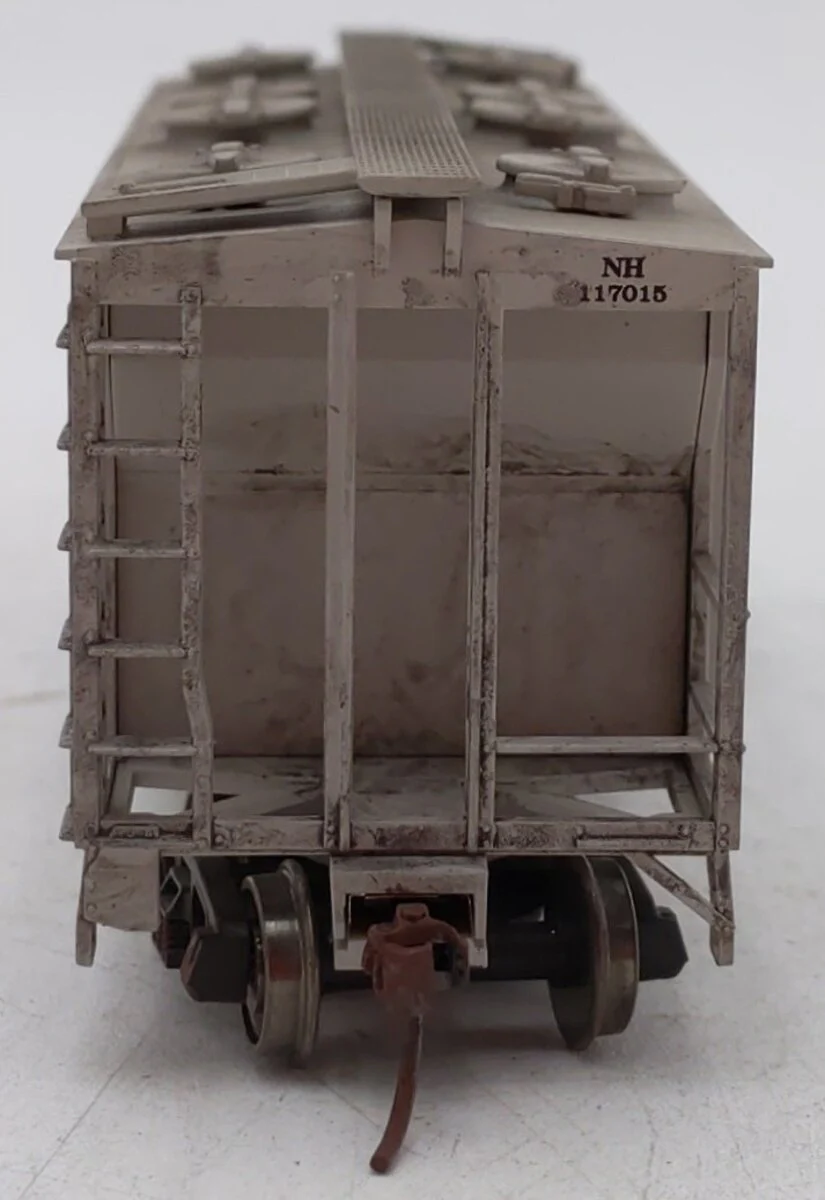 Atlas 1814 HO Scale New Haven PS-2 2-Bay Custom Weathered Covered Hopper #117015/Box - Image 4