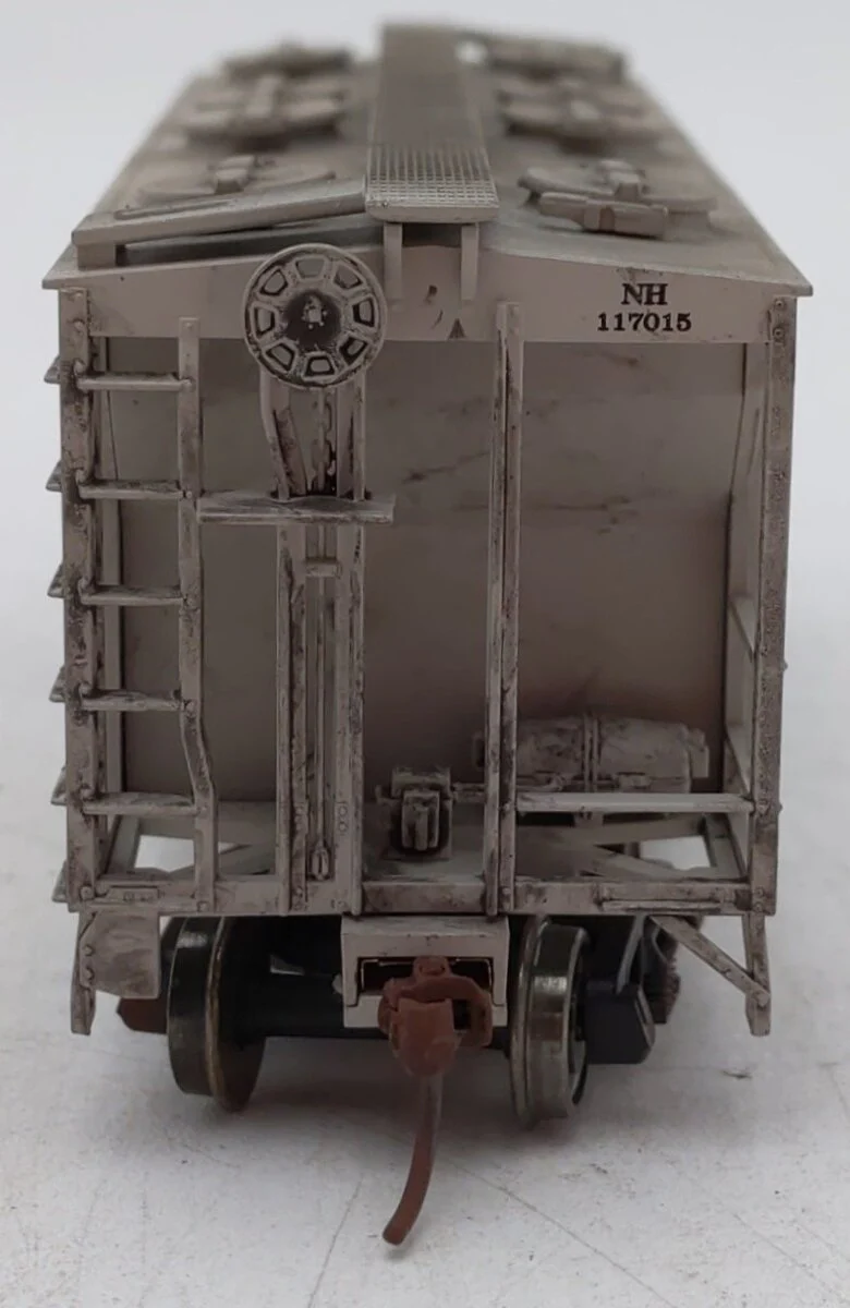 Atlas 1814 HO Scale New Haven PS-2 2-Bay Custom Weathered Covered Hopper #117015/Box - Image 5