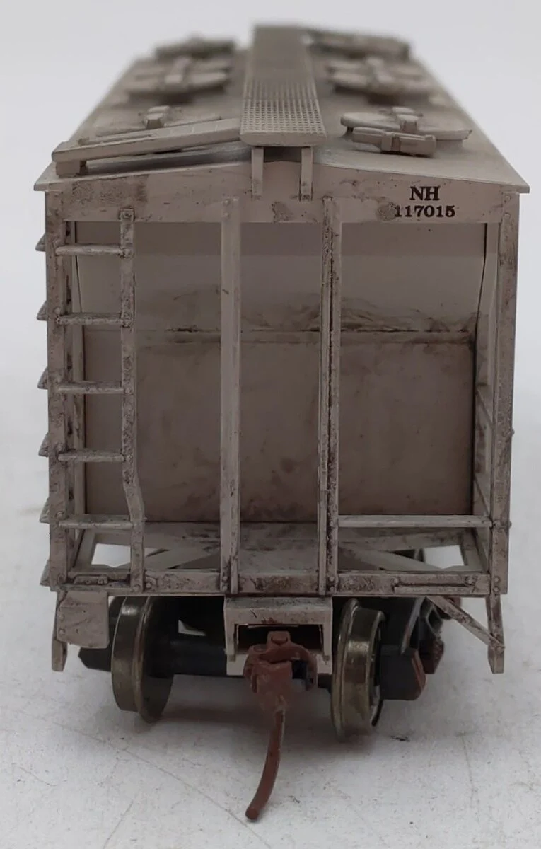 Atlas 1814 HO Scale New Haven PS-2 2-Bay Custom Weathered Covered Hopper #117015/Box - Image 6