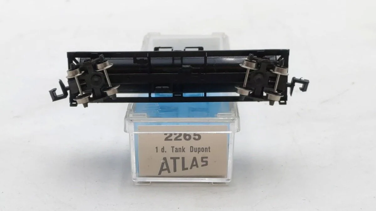 Atlas 2265 N Scale Dupont Fertilizer Single Dome Tank Car #X3265 LN/Box - Image 3
