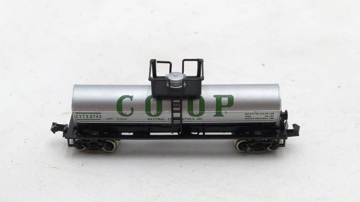 Atlas 2268 N Scale National Cooperatives 39' Single Dome Tank Car #8743 LN