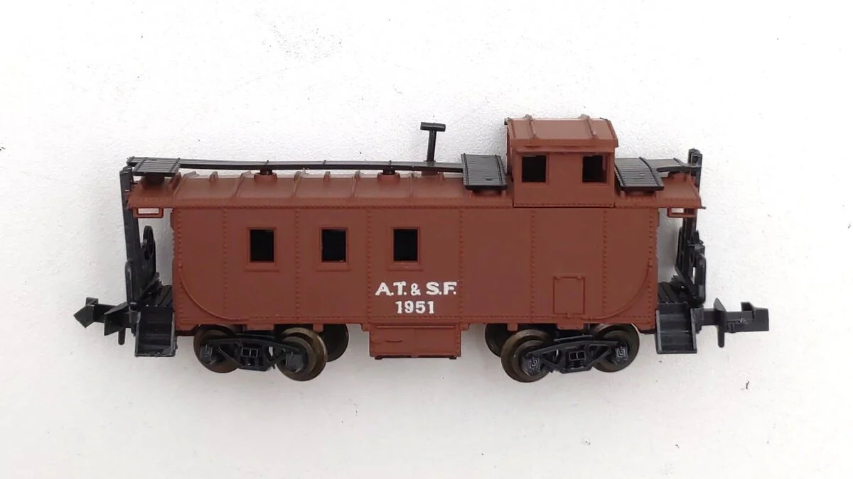 Atlas 2271 N Scale Atchison Topeka Santa Fe Caboose #1951 EX/Box - Image 2