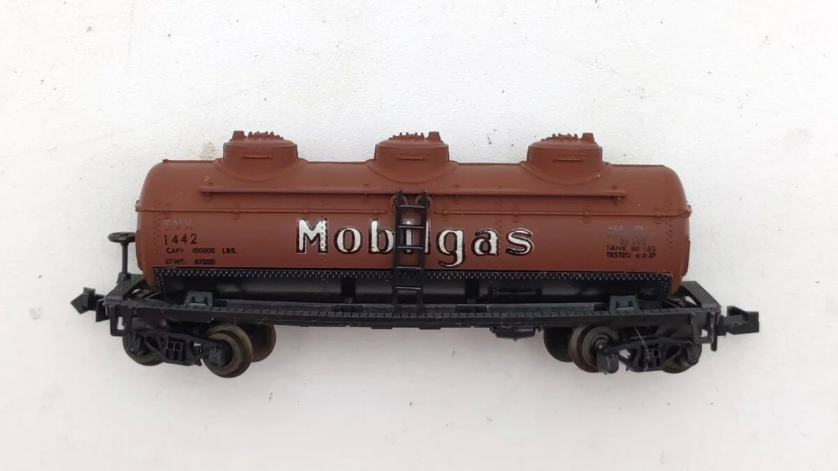 Atlas 2293 N Scale Mobil Gas Three Dome Tank Car #1442 EX/Box - Image 2