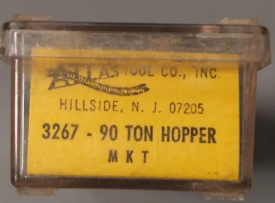 Atlas 3267 N MKT 90 Ton HopperCar #10683 LN/Box - Image 2