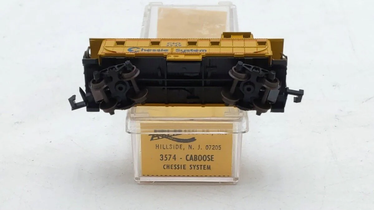 Atlas 3574 N Scale Chessie System Caboose #3549 EX/Box - Image 2