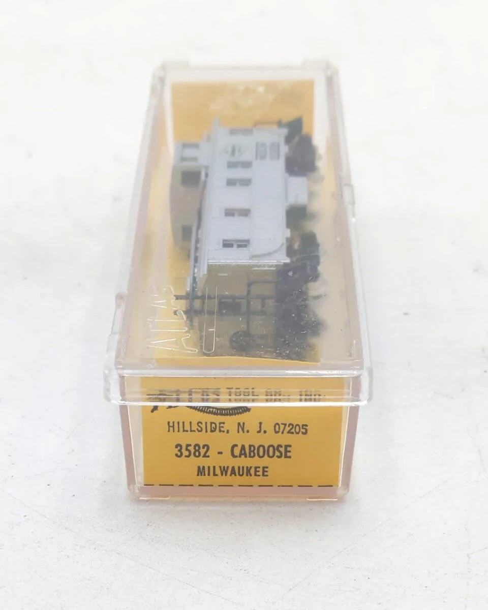 Atlas 3582 N Scale Chicago Milwaukee St Paul & Pacific Cupola Caboose #01258 LN/Box - Image 2