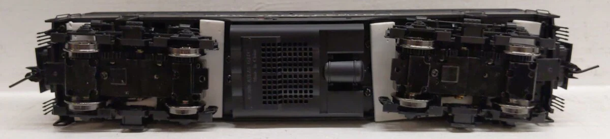 Atlas 3639-2 O 2-Rail NY Central Phase ll F-3 Powered Locomotive w/ DC/DCC #2405 NIB - Image 4