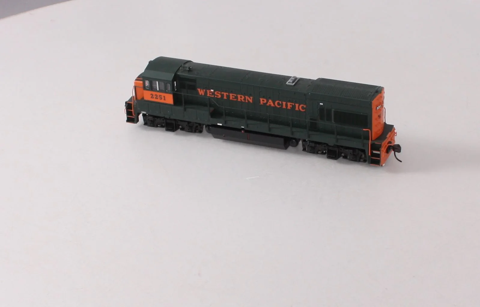 Atlas 8286 HO Scale Western Pacific GE U23B Diesel Locomotive # 2251 LN/Box - Image 2