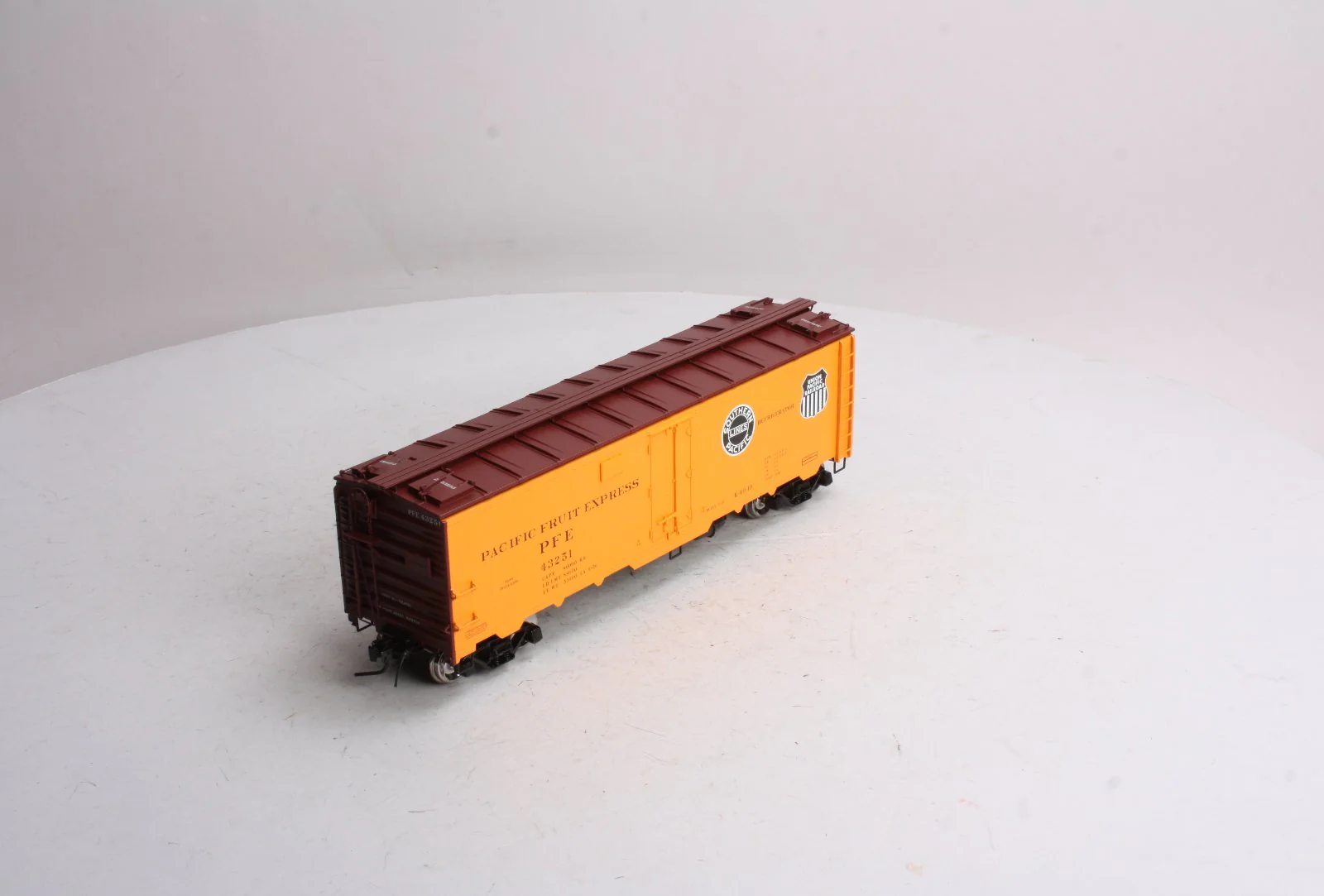 Atlas 9524-5 O Pacific Fruit Express 40' Steel Reefer Car #43251 (2-Rail) NIB - Image 4