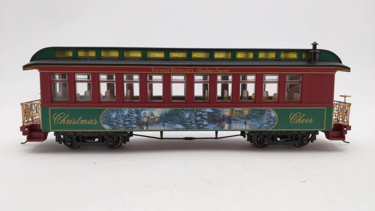 Bachmann 14-07959-007 On30 Scale Hawthorne Village "Christmas Cheer" Coach Car EX - Image 2