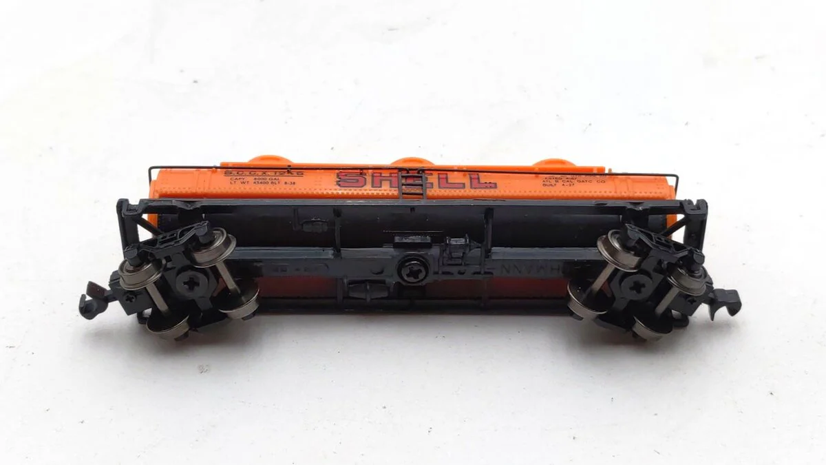 Bachmann 70184 N Scale Shell Oil 40' 3-Dome Tank Car #1245 LN - Image 2