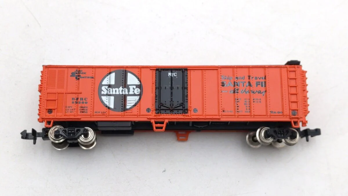 Bachmann 70950 N Scale Santa Fe 51' Steel Reefer #55360 - Repainted - Image 2