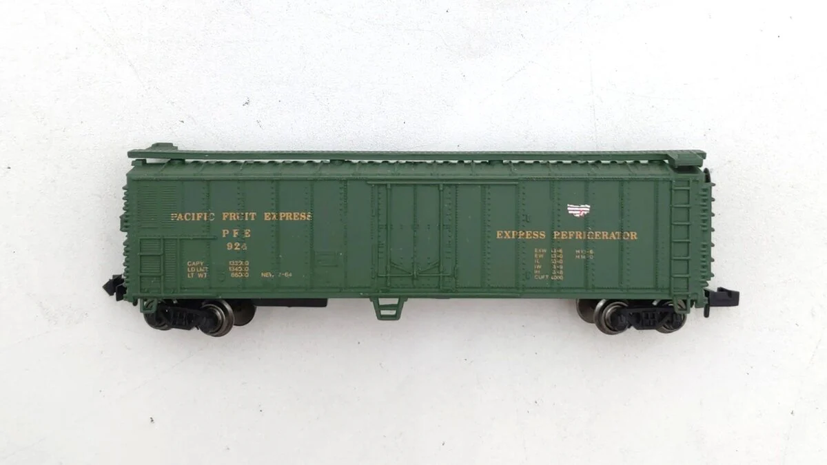 Bachmann 70998 N Scale Pacific Fruit Express 50' Steel Refrigerator Car #924 LN