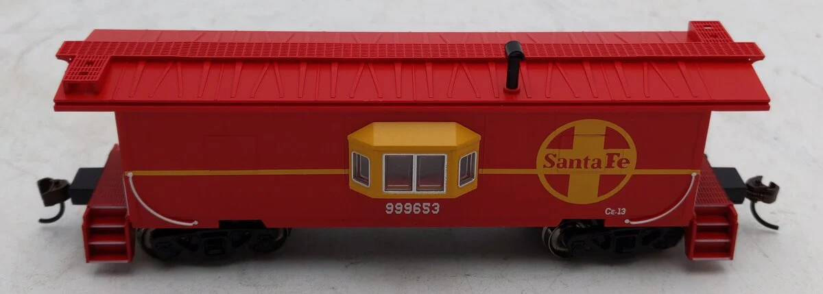 Bachmann 73206 HO Santa Fe Bay-Window Caboose with Roof Walk LN/Box - Image 2