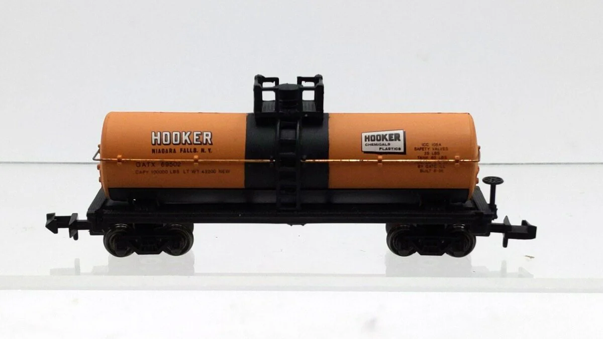 Bachmann 73661 N Scale Hooker Chemicals 41' Chemical Tank Car #69502 EX