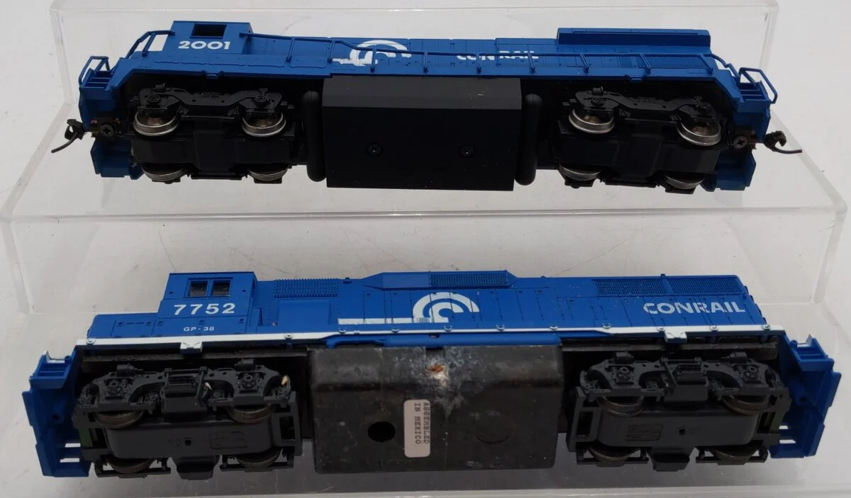 Bachmann & Con-Cor HO Conrail Diesel Locomotives: #7752 & #2001 EX - Image 4