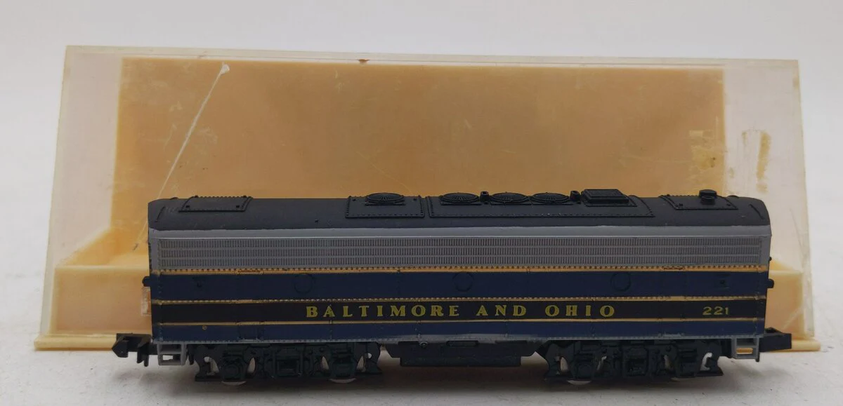Bachmann N Scale F-9 B Unit Baltimore & Ohio Dummy Locomotive #221 EX/Box