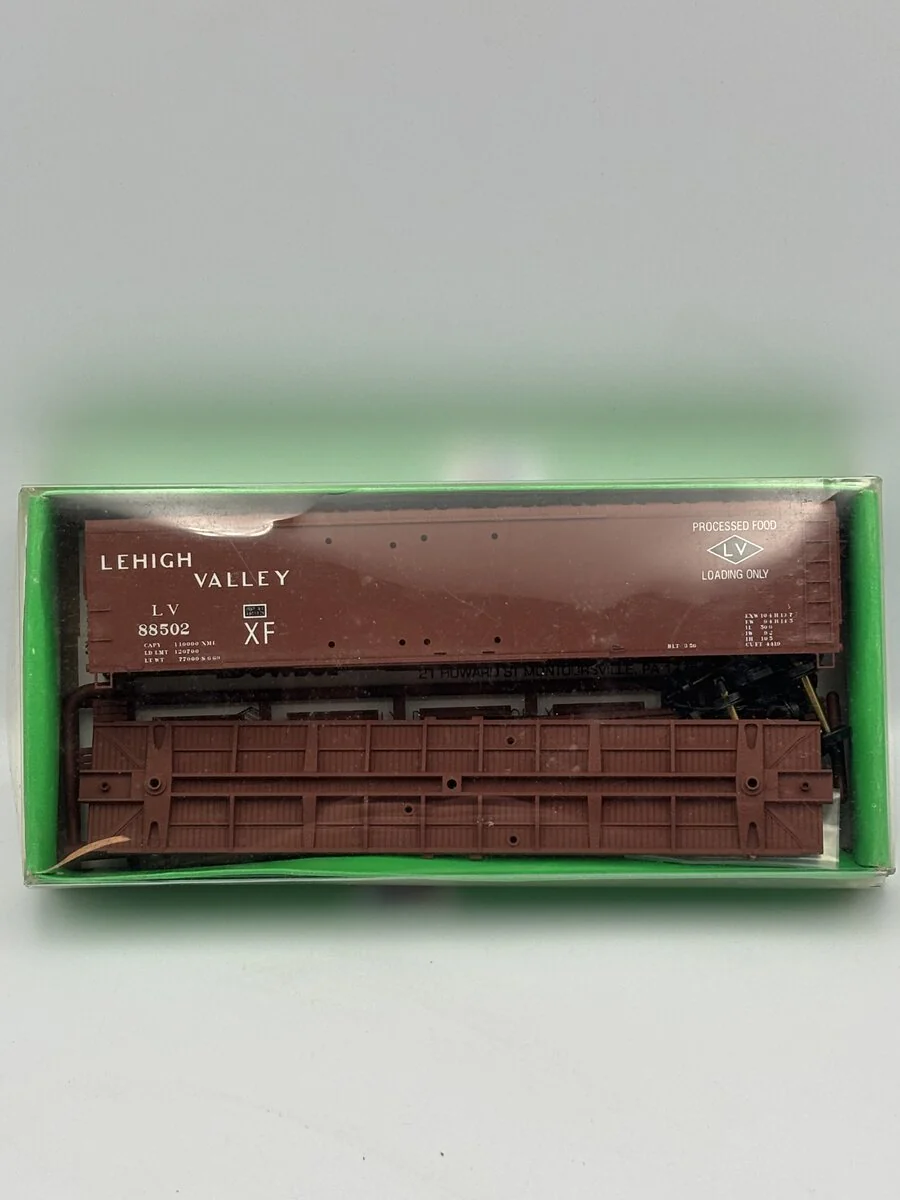 Bowser 3-1720 HO 50' Double Door Boxcar Kit Lehigh Valley - Image 2