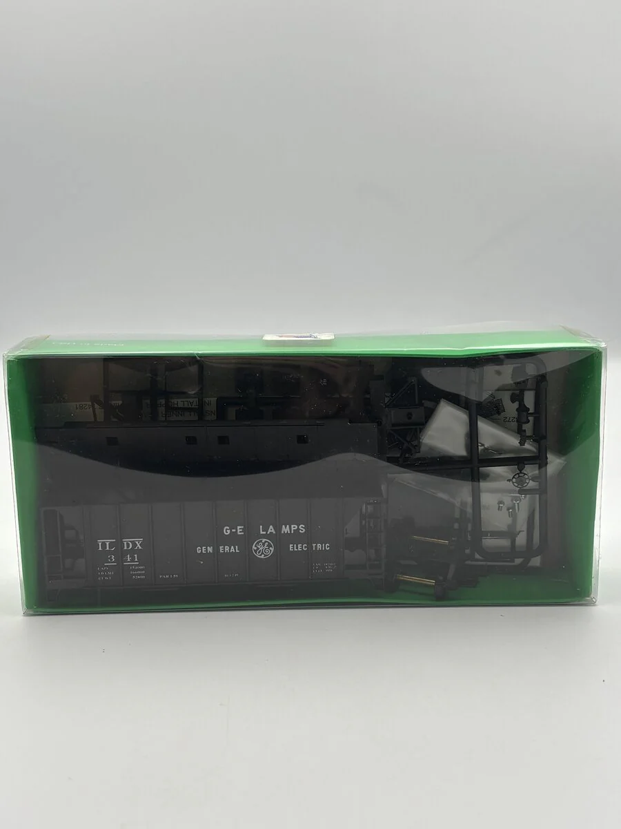 Bowser 56119 HO ACF 70 Ton 2 Bay Covered Hopper Kit G E Lamps - Image 2
