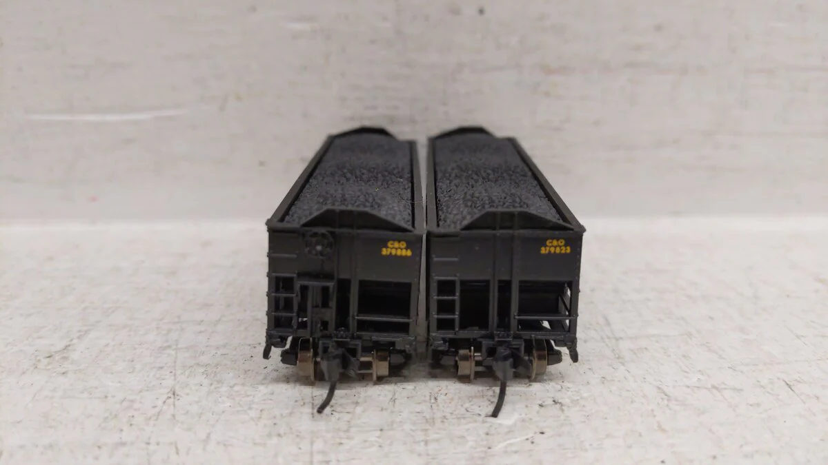 Broadway Limited 7155 N Chessie System 3-Bay Hopper #379823, #379886 (Set of 2) EX/Box - Image 5