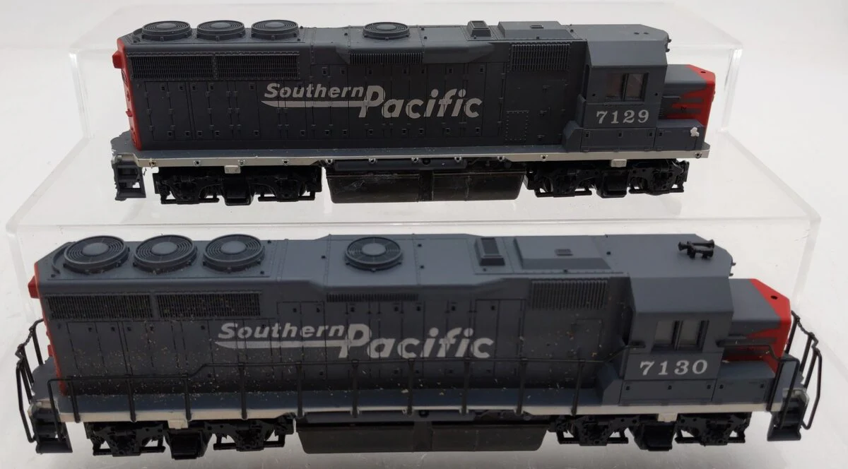 Con-Cor HO Southern Pacific EMD GP40 Diesel Locomotives: #7129 & #7130 VG - Image 2