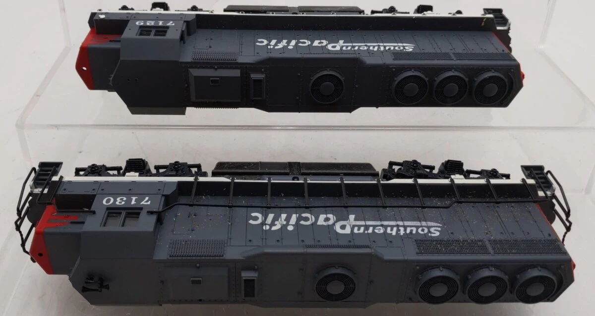 Con-Cor HO Southern Pacific EMD GP40 Diesel Locomotives: #7129 & #7130 VG - Image 3