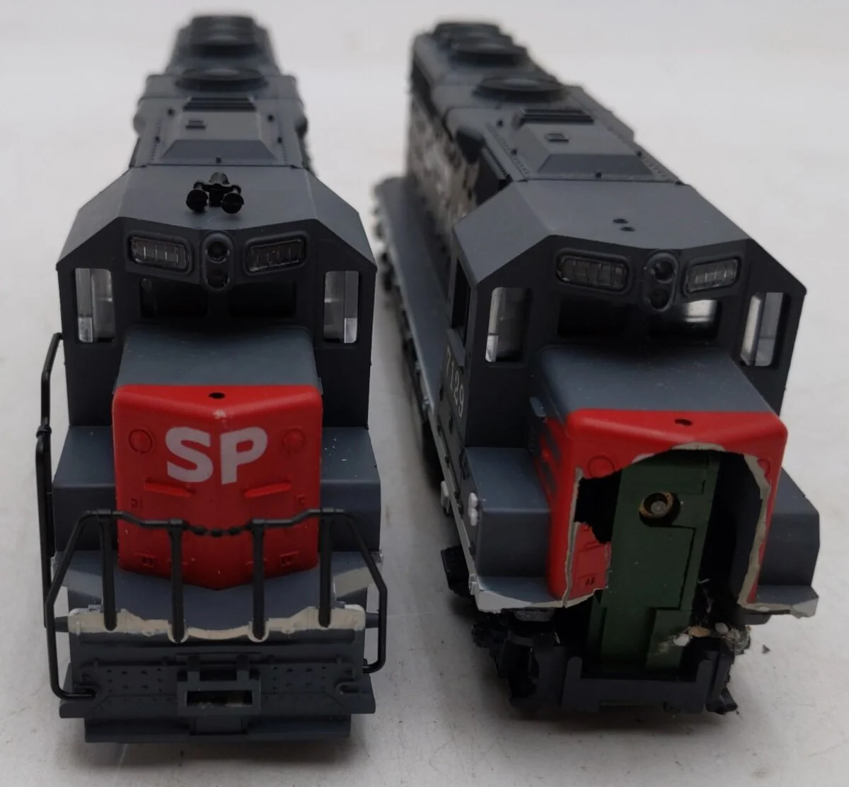 Con-Cor HO Southern Pacific EMD GP40 Diesel Locomotives: #7129 & #7130 VG - Image 5