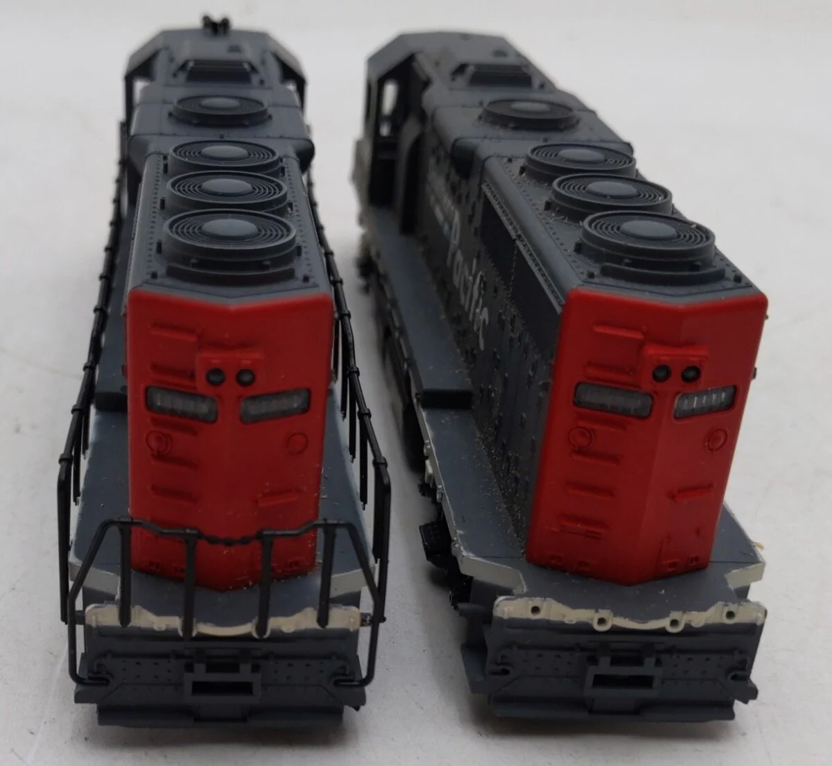 Con-Cor HO Southern Pacific EMD GP40 Diesel Locomotives: #7129 & #7130 VG - Image 6