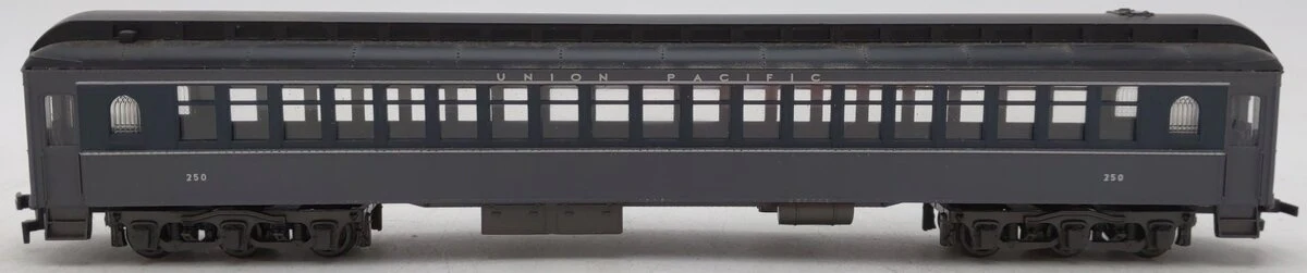 IHC 2688 HO Scale Union Pacific Coach #250 LN/Box - Image 3