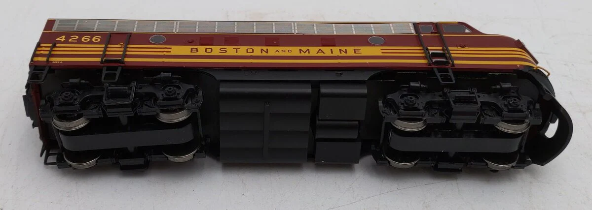 InterMountain 49015WD-02 EMD F-7A Boston & Maine Locomotive with Drive #4266 LN/Box - Image 3