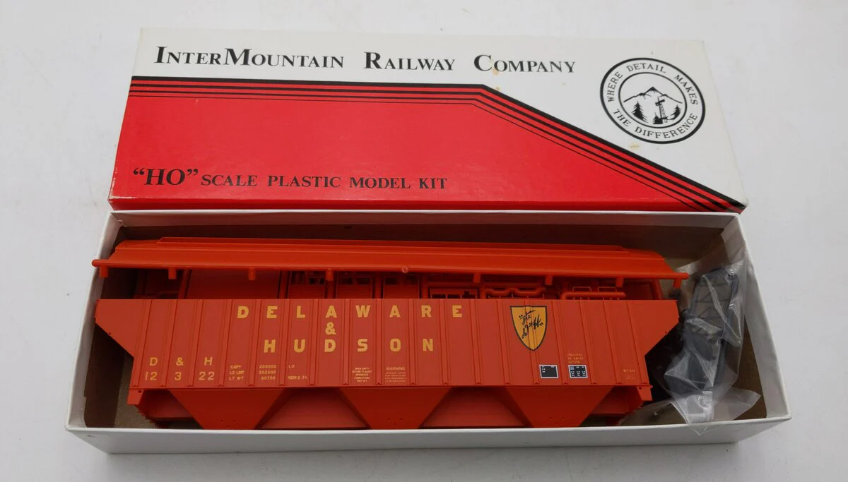 InterMountain D&H-05 HO 4750 Cu-Ft 18 Rib 3-Bay Covered Hopper Model Kit NIB