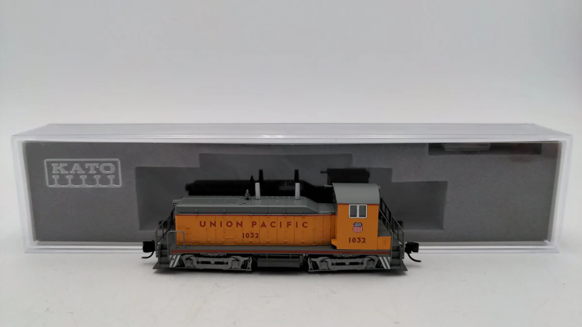 Kato 176-4379 N Union Pacific EMD NW2 Diesel Locomotive #1032 EX/Box