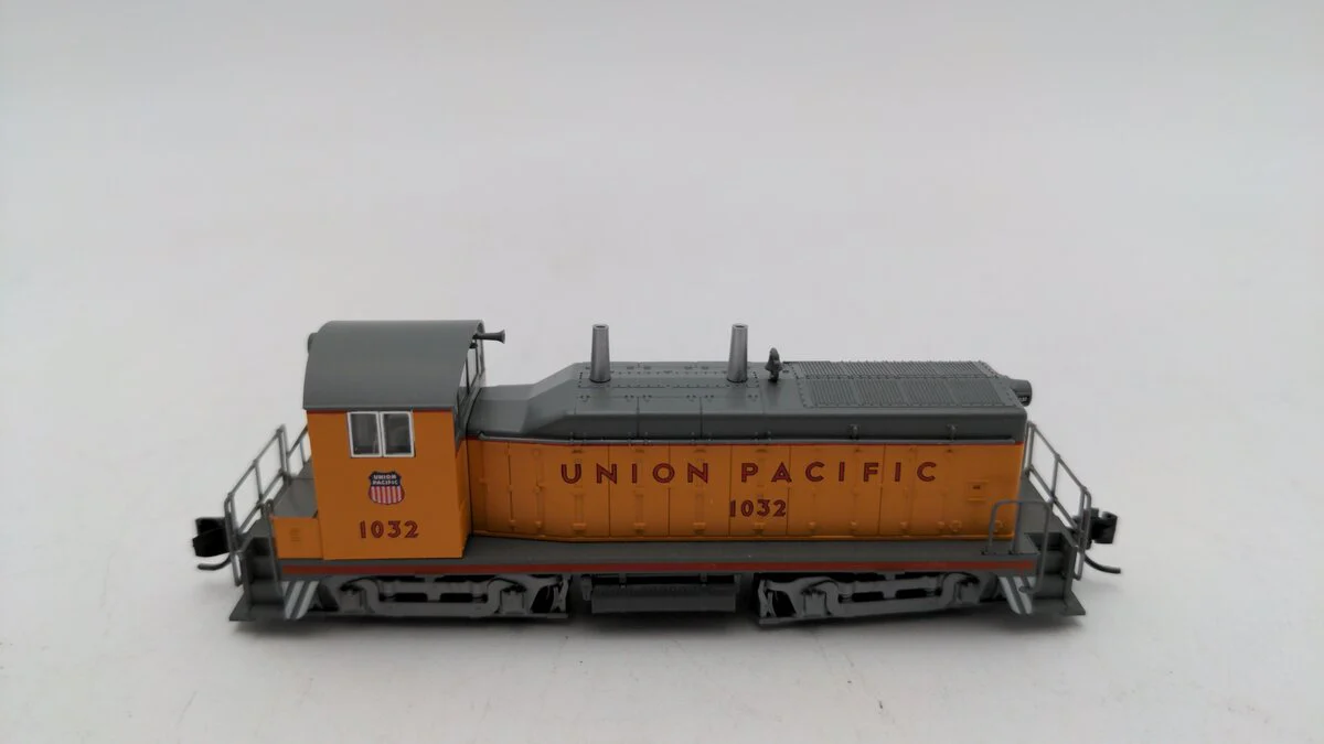 Kato 176-4379 N Union Pacific EMD NW2 Diesel Locomotive #1032 EX/Box - Image 2