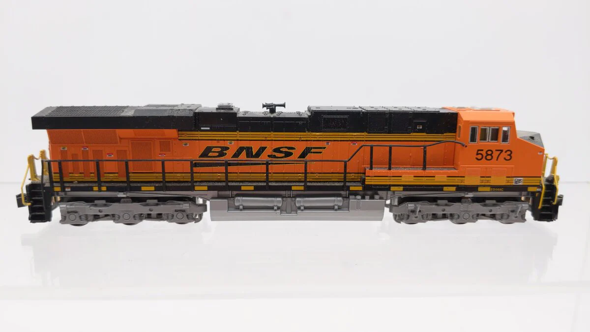 Kato 176-8930 N Burlington Northern Santa Fe GE ES44AC Diesel Loco #5873 EX/Box - Image 4