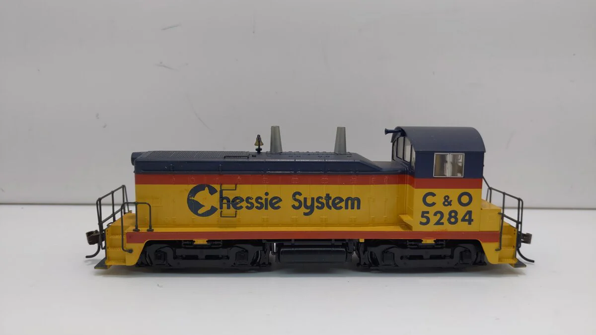 Kato 37-115 HO Scale Chessie EMD NW2 Phase II Diesel Locomotive #5284 LN