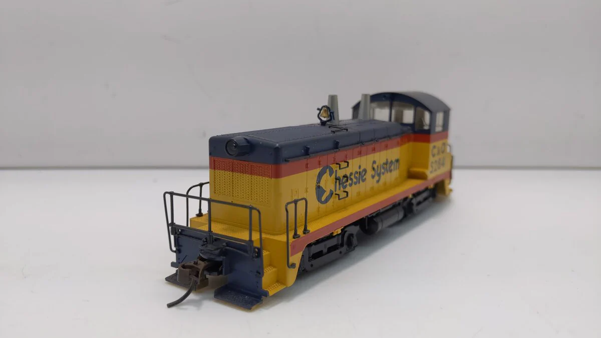 Kato 37-115 HO Scale Chessie EMD NW2 Phase II Diesel Locomotive #5284 LN - Image 2