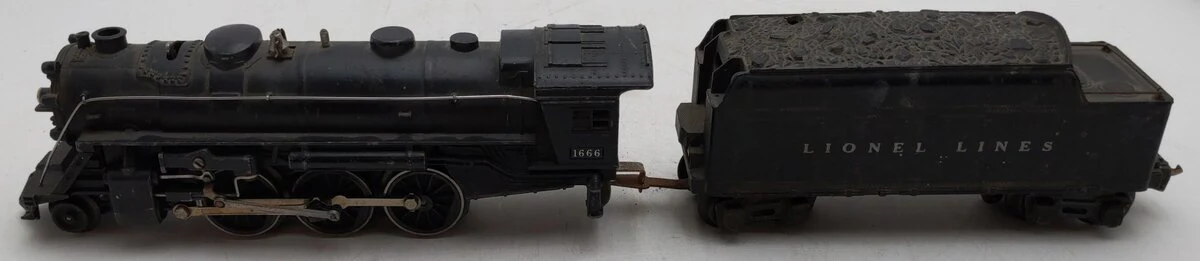 Lionel 1666 Vintage O 2-6-2 Die-Cast Steam Locomotive & Tender VG