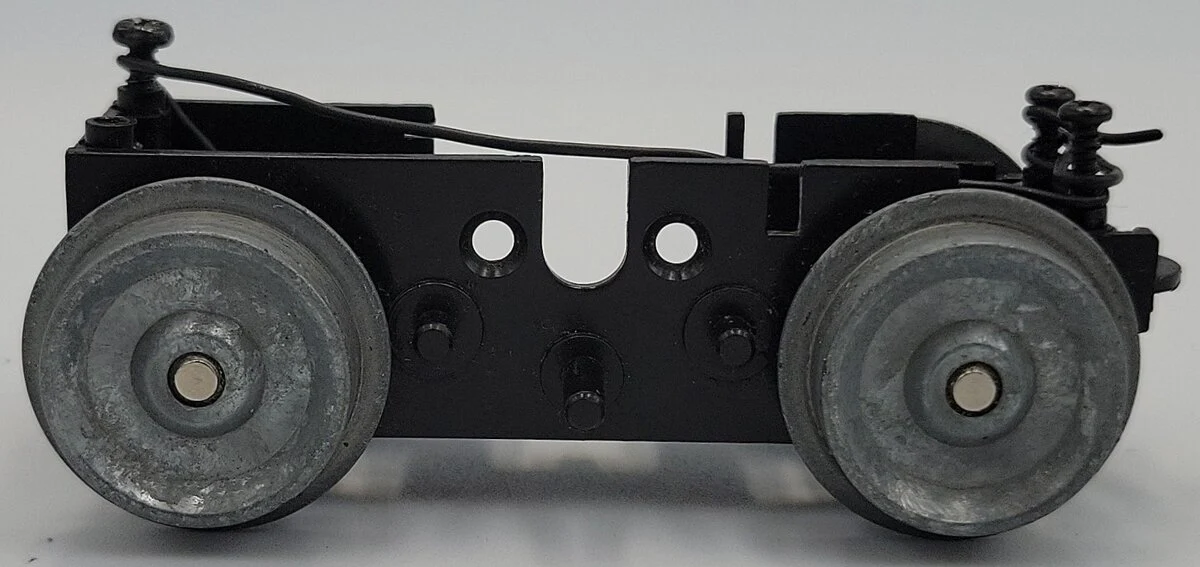 Lionel 28857-101 O Gauge GP Plastic Motor Truck Frame w/ Wheels - Image 2