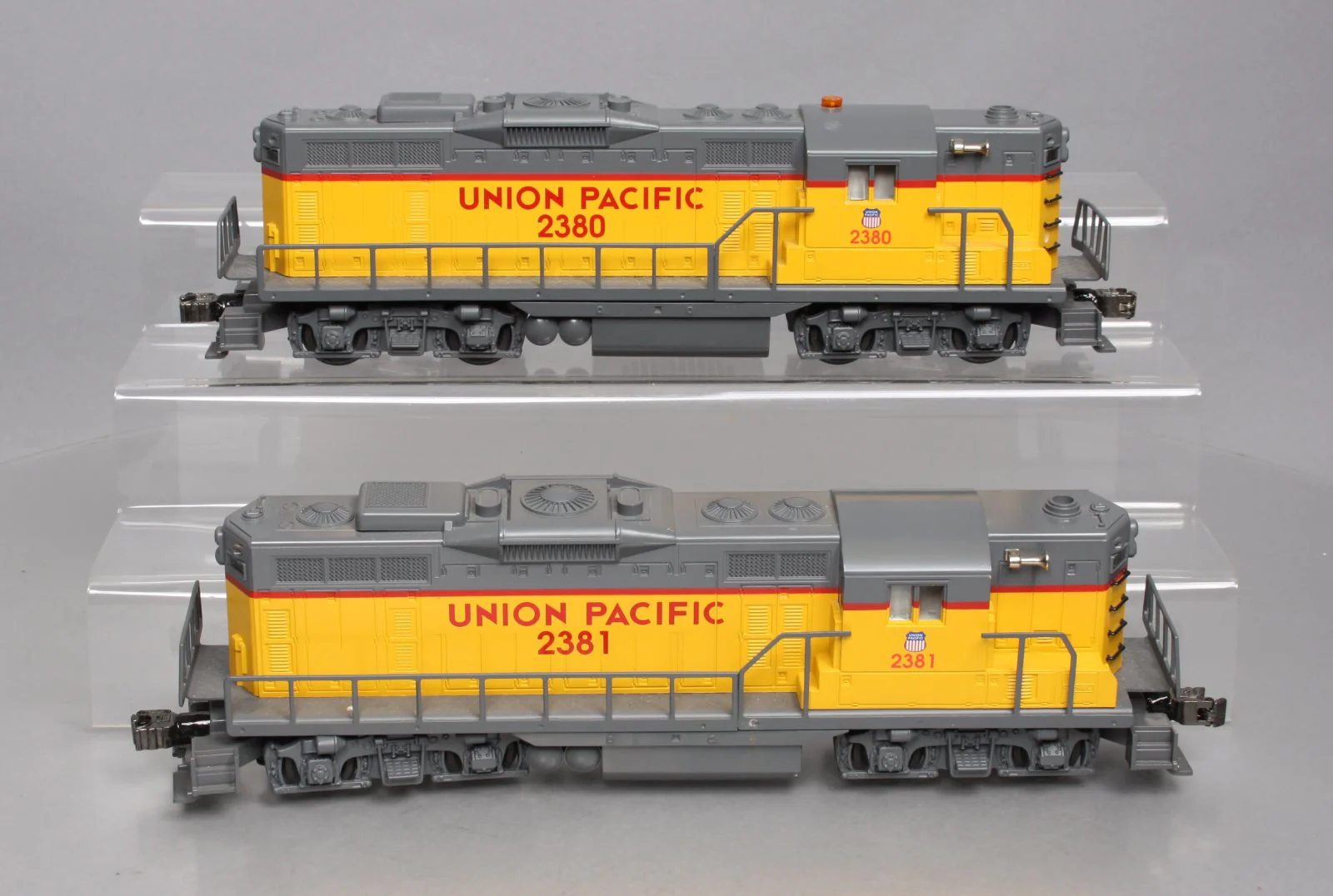Lionel 6-11956 O Union Pacific GP-9 Diesel Locomotive Lash Up Set #2380/2381 EX/Box - Image 2