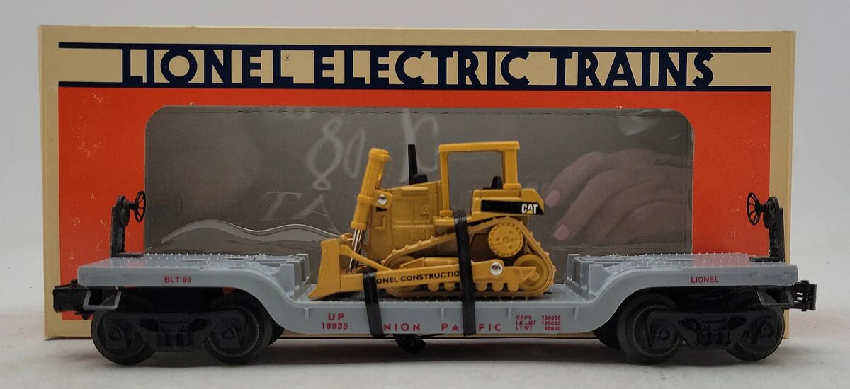 Lionel 6-16935 O Gauge Union Pacific Flatcar with Ertl Bulldozer LN/Box